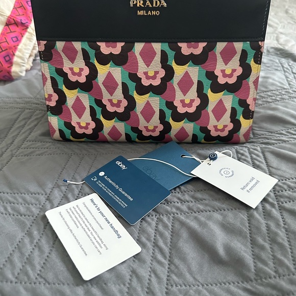 Prada leather crossbody bags limited edition 100 original - Picture 3 of 5